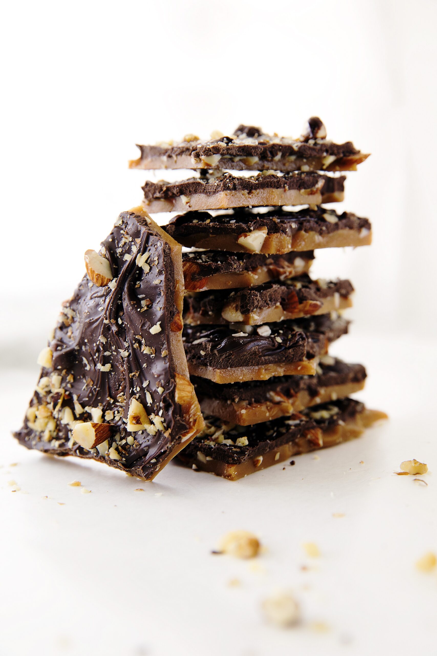 5 ingredient English Toffee Bark: 25 minutes is all it takes for one of the most addicting recipes I know! | via Broma Bakery | #englishtoffee #toffeebark