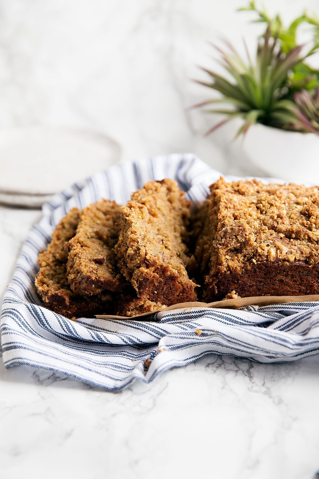 A moist zucchini bread topped with the most addicting cardamom pistachio crumble. I'm officially warning you: if you make this, it will be gone in approx. 1 hour. Enjoy :)