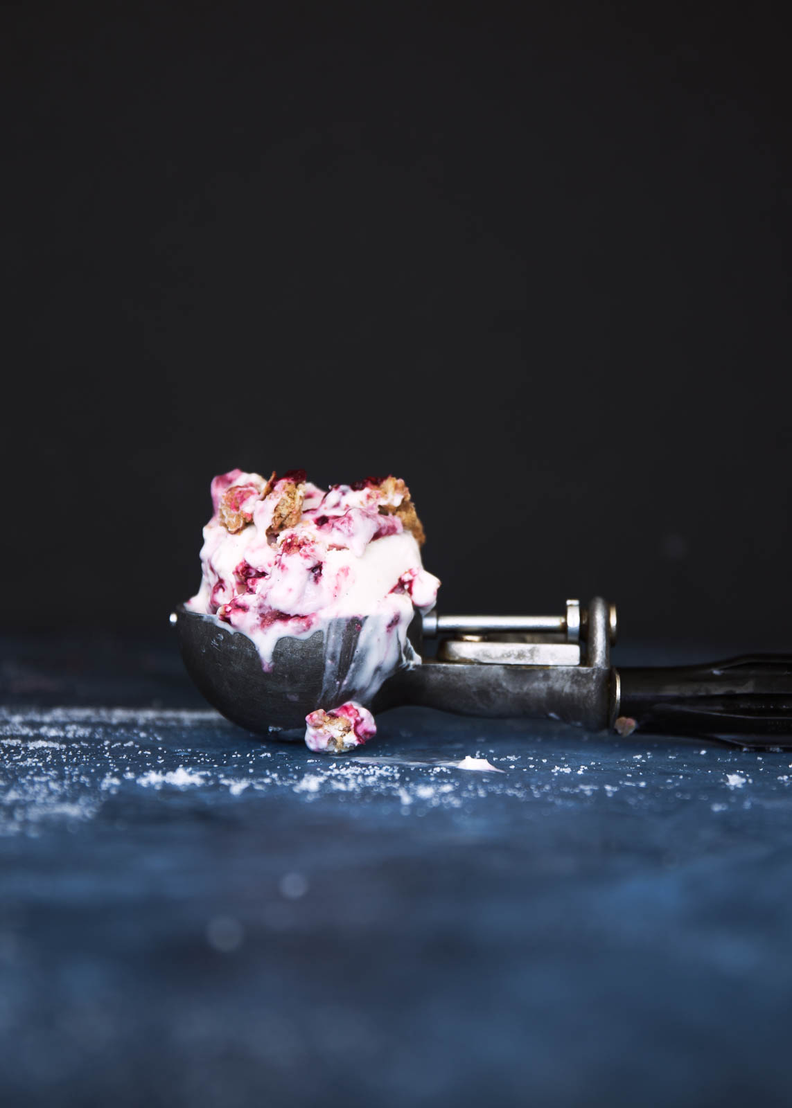Gluten free Blackberry Crisp Frozen Yogurt that perfectly combines warm flavors in a tangy frozen yogurt