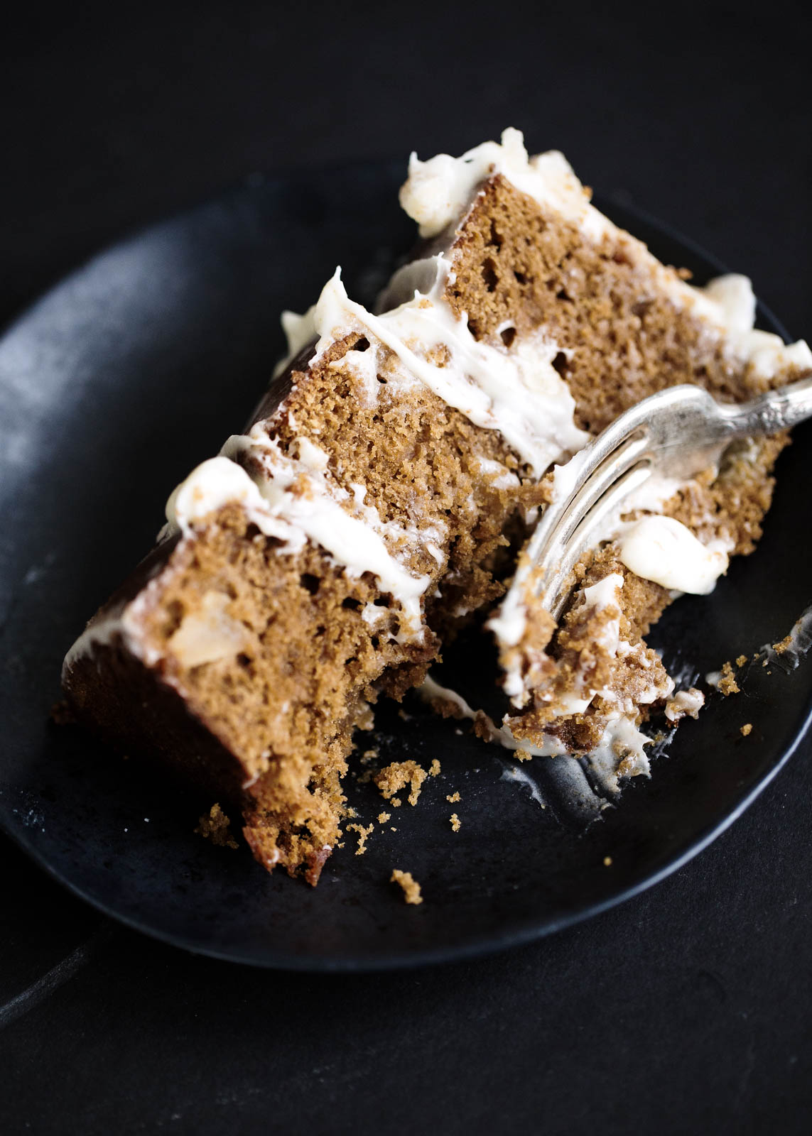 A moist ginger molasses cake with fresh apples and a creamy mascarpone frosting. Talk about fall cake goals!!
