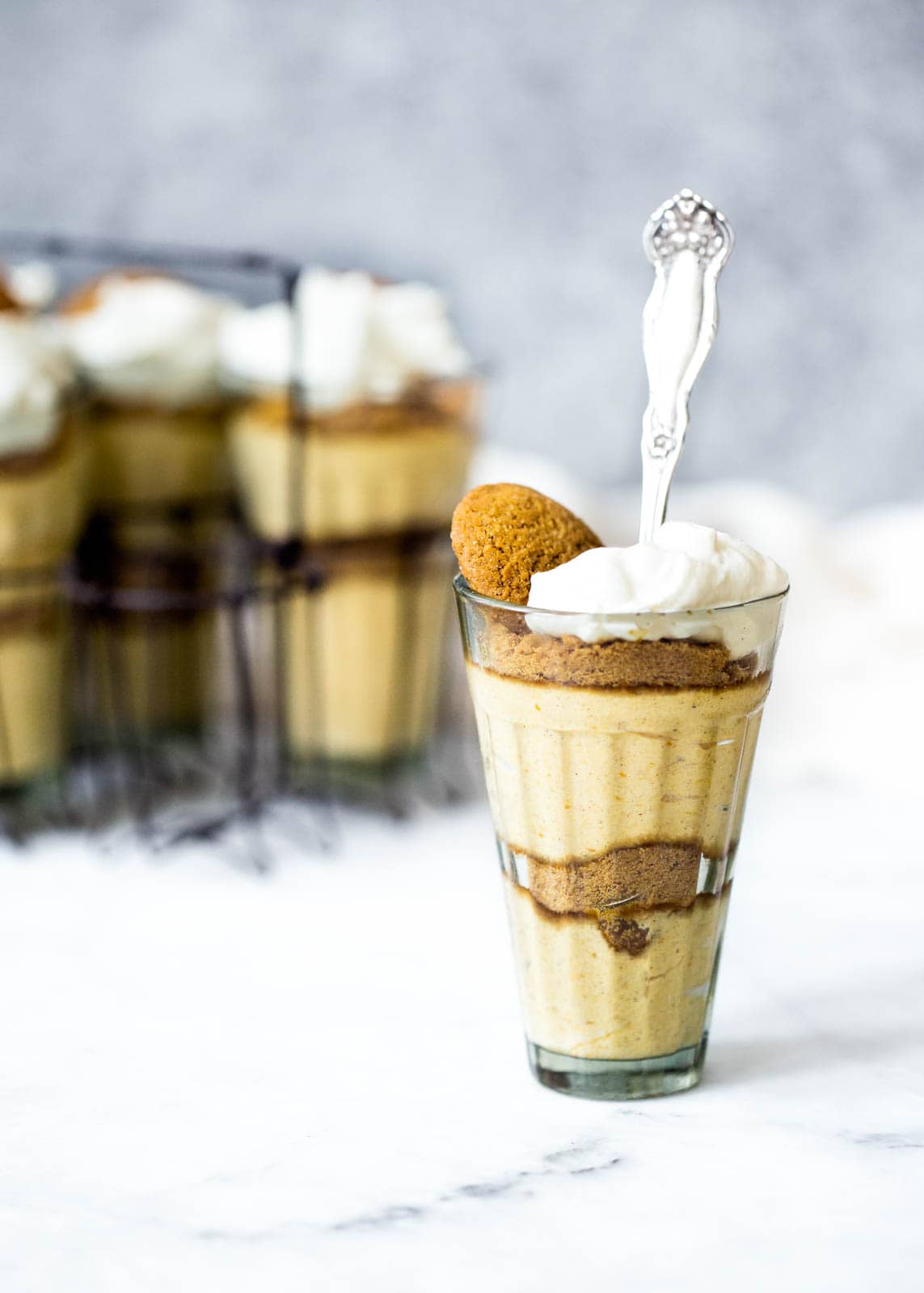 No bake, no stress! These creamy crème fraîche pumpkin mousse cups are an easy peasy dessert for the holidays.