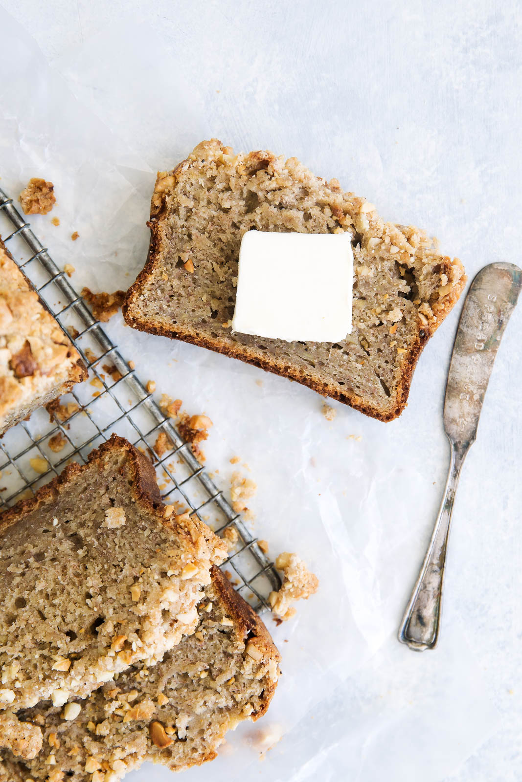 A moist chai banana bread topped with chai streusel. So perfect for the weekend!