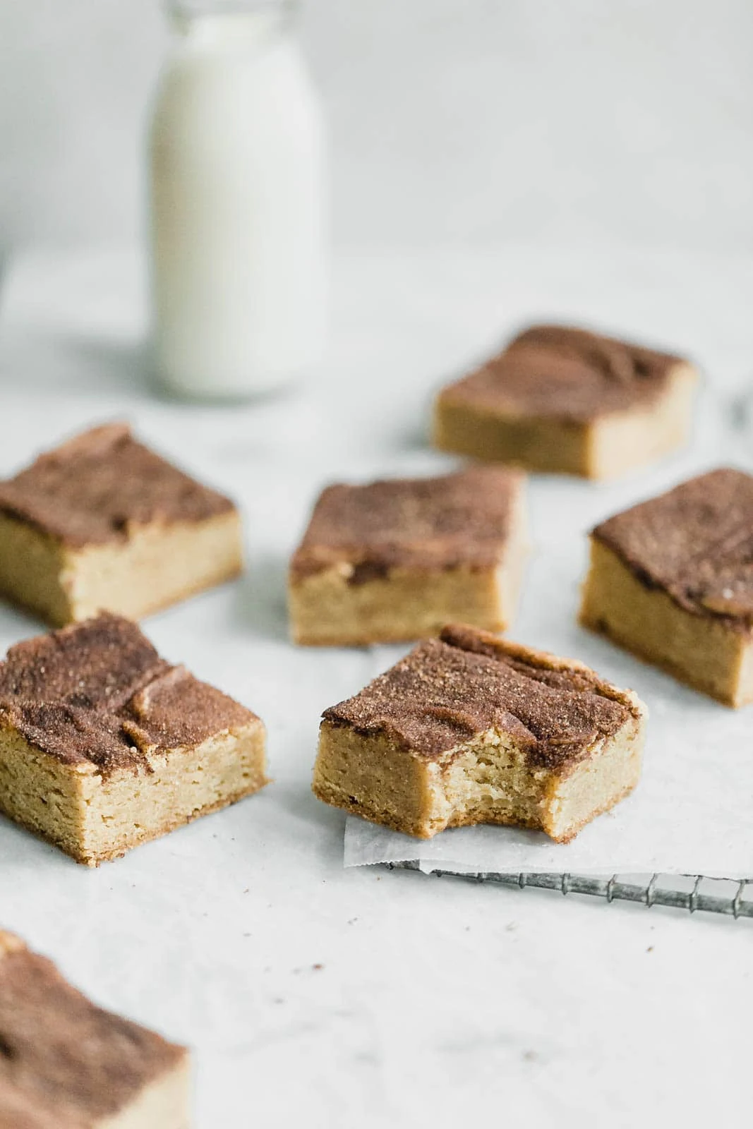 Forget snickerdoodle cookies, these chewy Bourbon Snickerdoodle Blondies are where it's at! Plus, they're boozy :)
