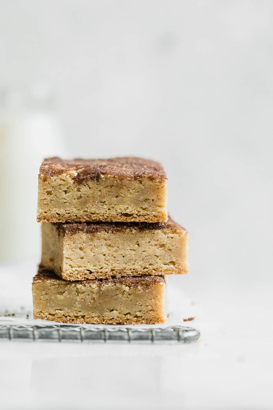 Forget snickerdoodle cookies, these chewy Bourbon Snickerdoodle Blondies are where it's at! Plus, they're boozy :)
