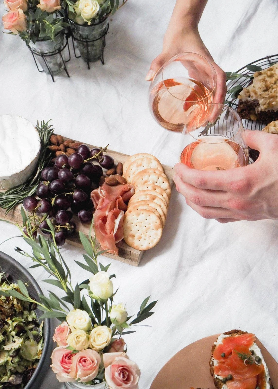 Staying in is the new going out. Especially when it involves an indoor picnic and your boo. Here are 5 steps to create the perfect indoor picnic date night!