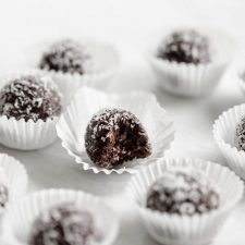 No-Bake Tahini Chocolate Date Balls