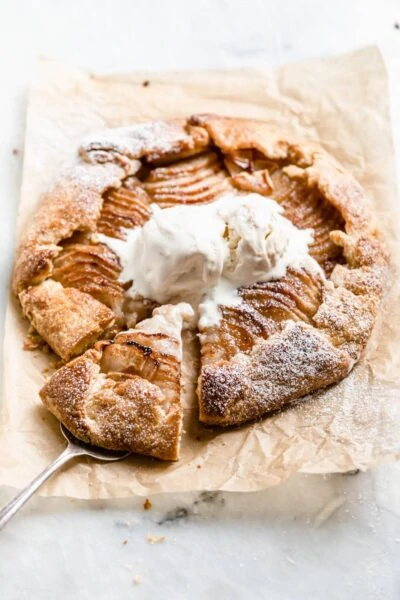 All the taste of apple pie, but half the work. This Cinnamon Apple Galette is just perfect for an easy but delicious dessert.