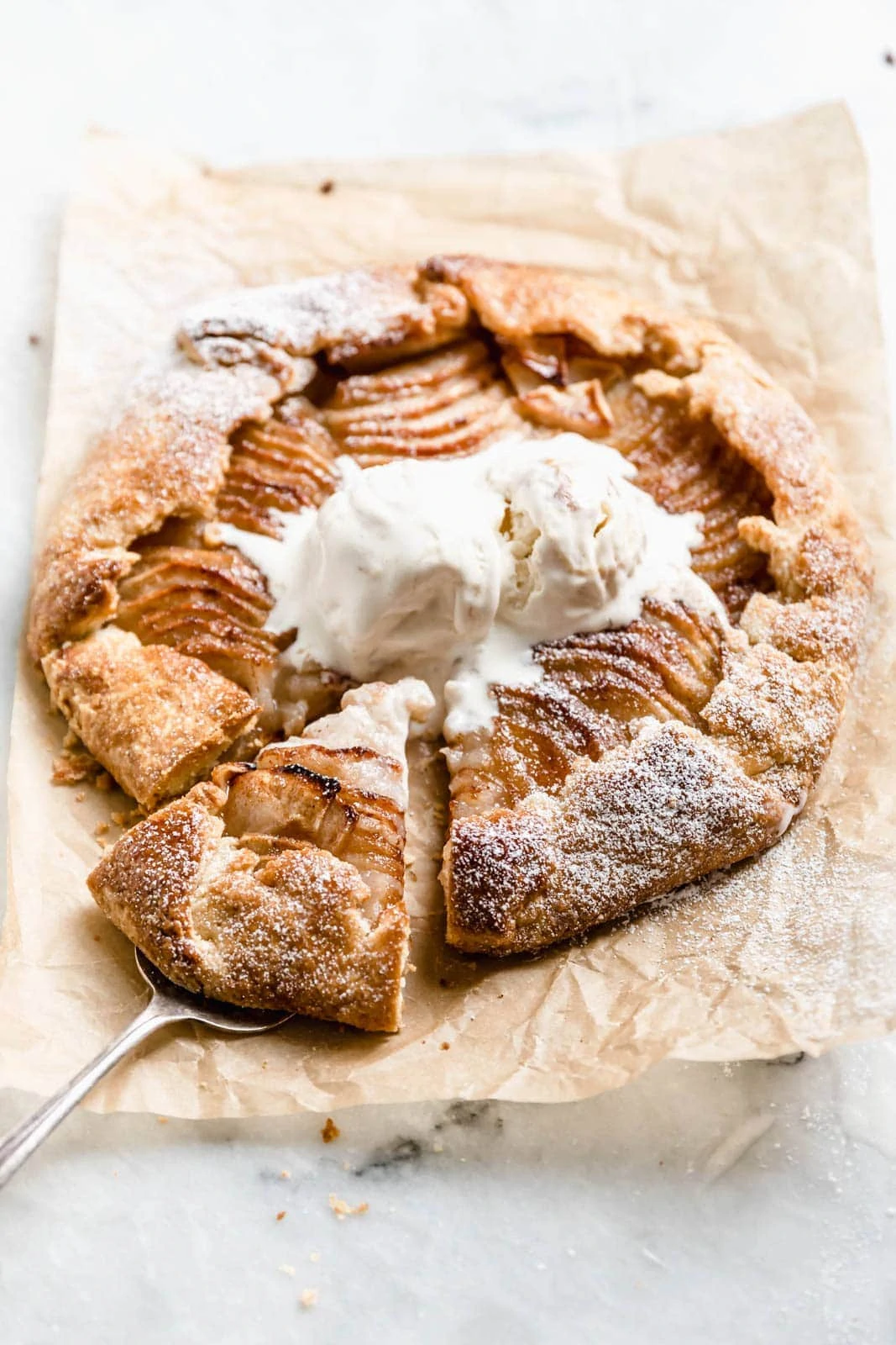 All the taste of apple pie, but half the work. This Cinnamon Apple Galette is just perfect for an easy but delicious dessert.