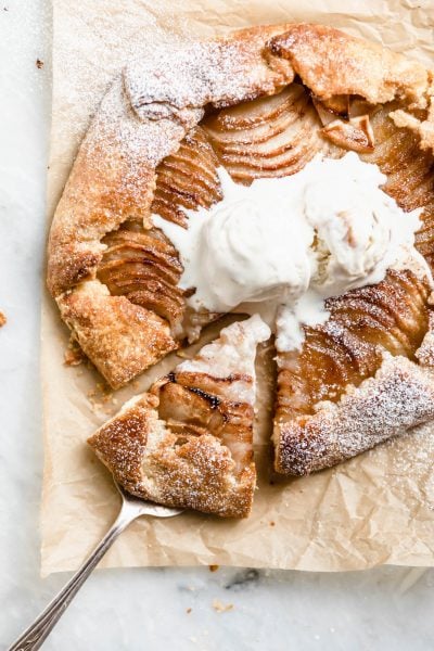 All the taste of apple pie, but half the work. This Cinnamon Apple Galette is just perfect for an easy but delicious dessert.