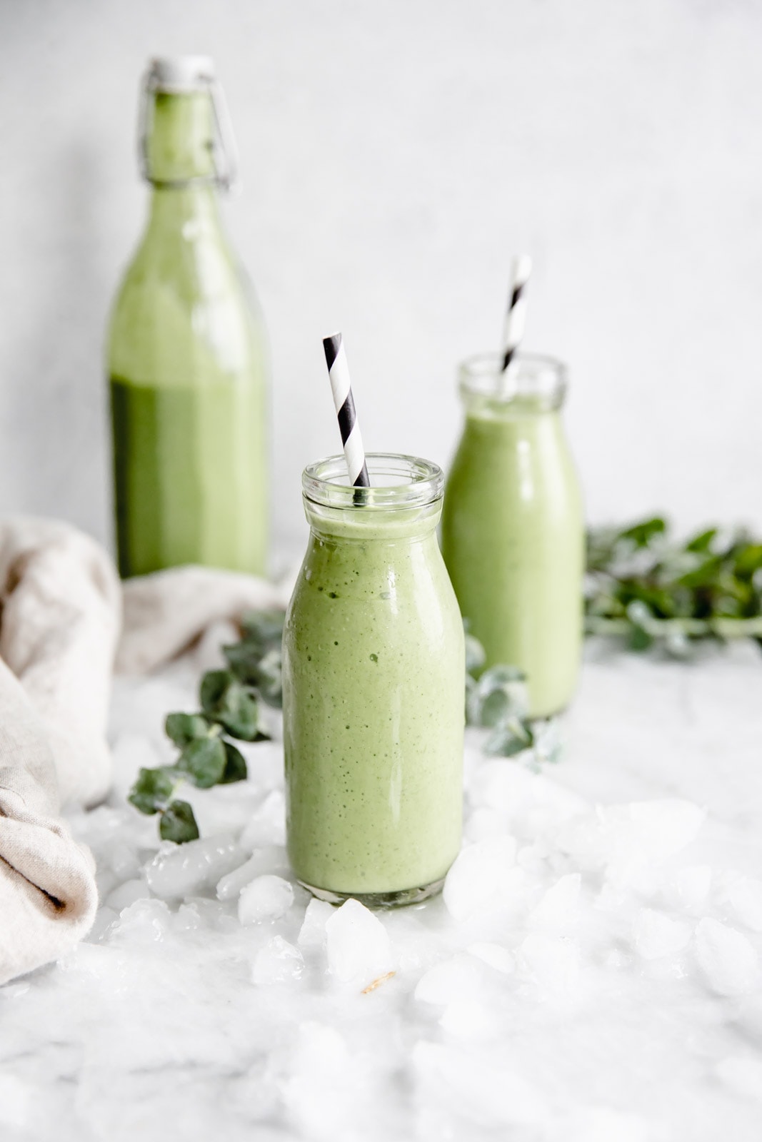 This easy green smoothie recipe tastes good AND is good for you. Start your morning off right with with this protein packed green smoothie.