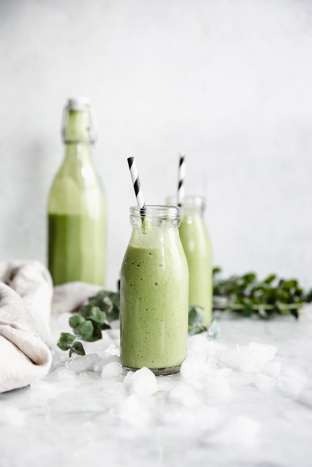 This easy green smoothie recipe tastes good AND is good for you. Start your morning off right with with this protein packed green smoothie.