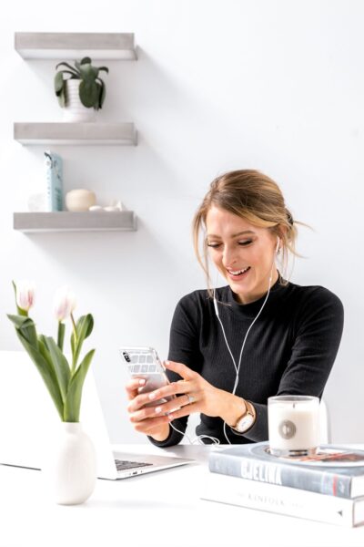 As an entrepreneur, your time is valuable. That's why we rounded up these 5 podcasts for entrepreneurs to maximize your time, so that you can listen AND learn.