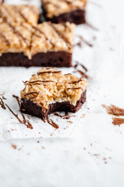 Samoas brownies AKA fudgy brownies topped with homemade coconut caramel sauce and drizzled with chocolate. Perfect for any Girl Scout cookie lover!