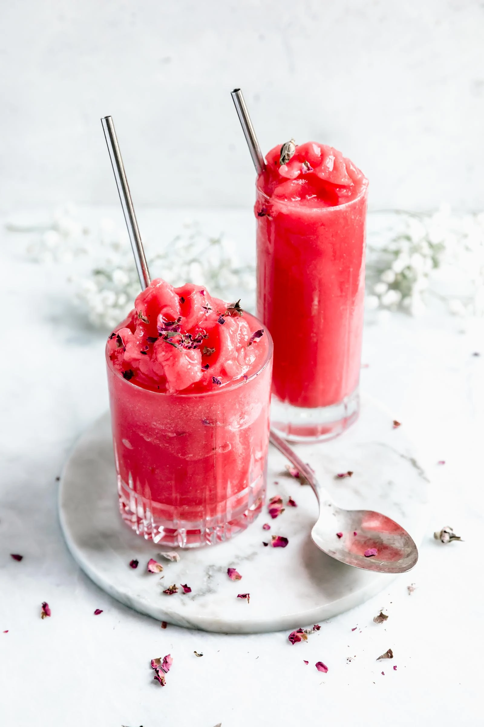 two glasses frosé with straws