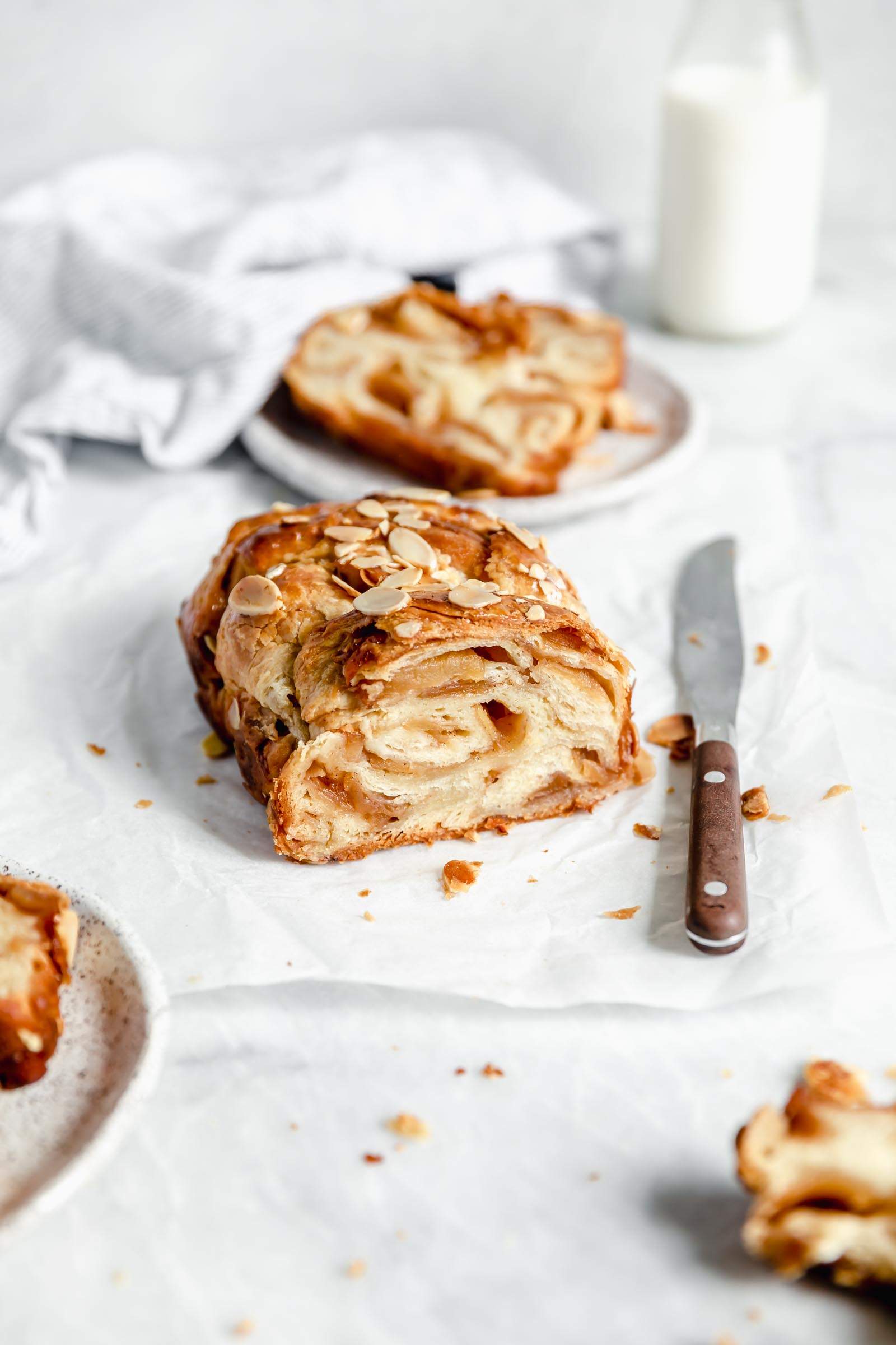apple babka cross section with slices of bread swirled with apples