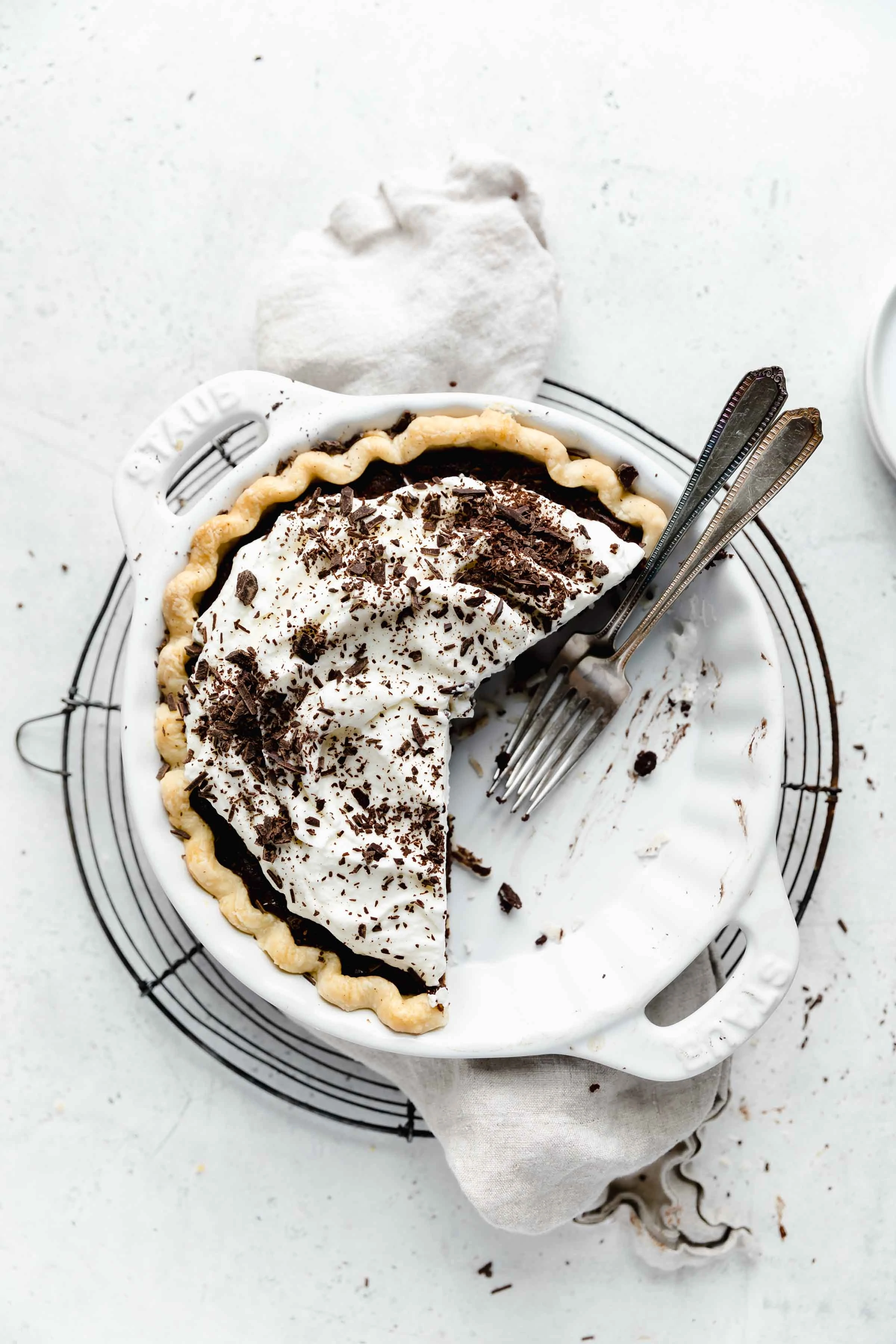 Rich, fudgy, and oh so chocolateyy this chocolate cream pie is a must for your thanksgiving dessert spread this year!