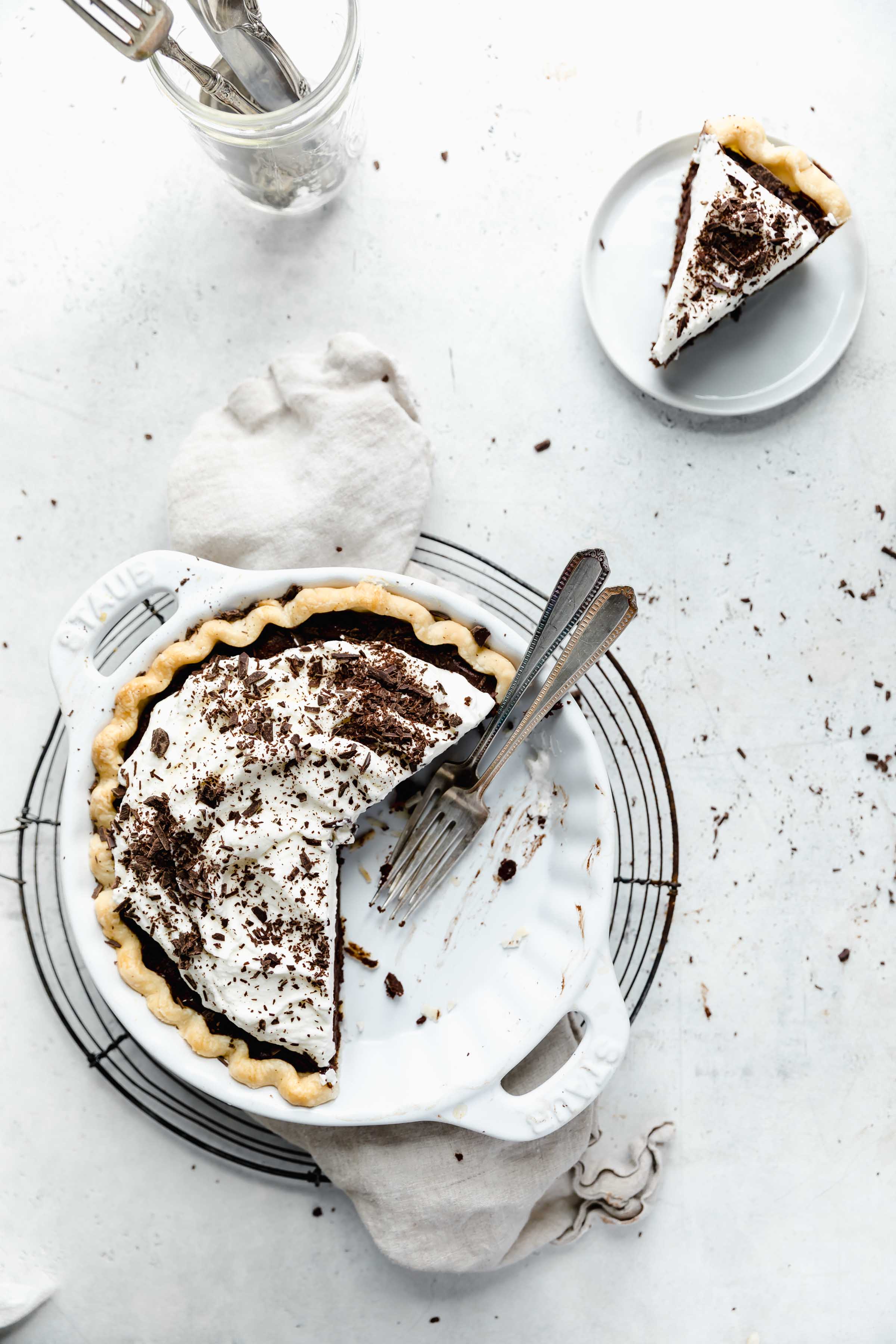 Rich, fudgy, and oh so chocolateyy this chocolate cream pie is a must for your thanksgiving dessert spread this year!