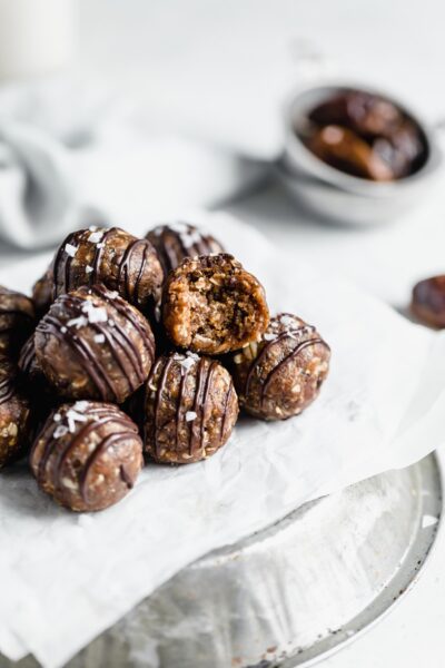 Looking for a breakfast on the go, preworkout snack, or roadtrip treats? Make these easy peanut butter oat energy balls drizzled with chocolate!