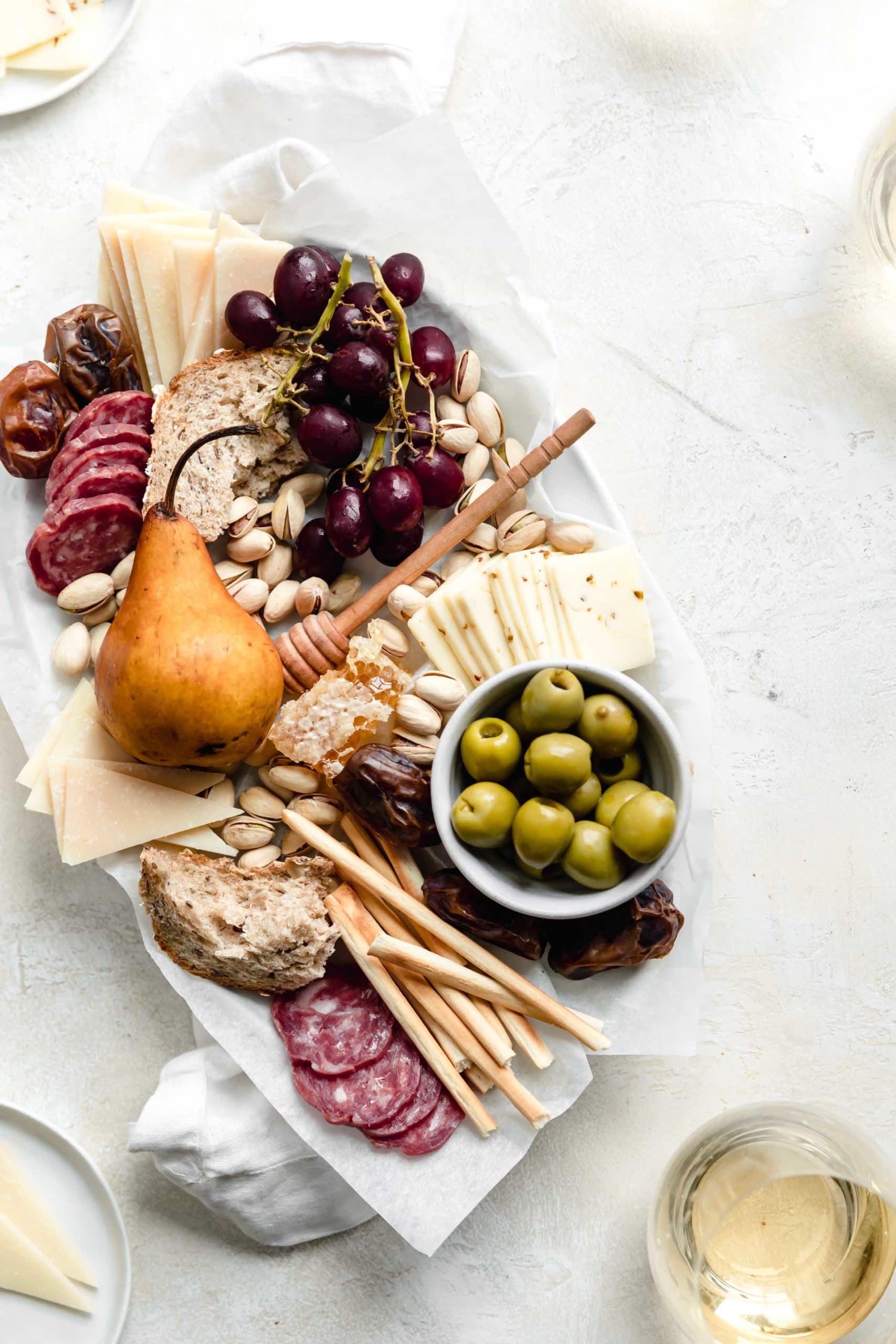 There is only one thing better than cheese, and that is cheese shared with friends! Whip up this easy holiday cheeseboard for your Friendsgiving or holiday party!