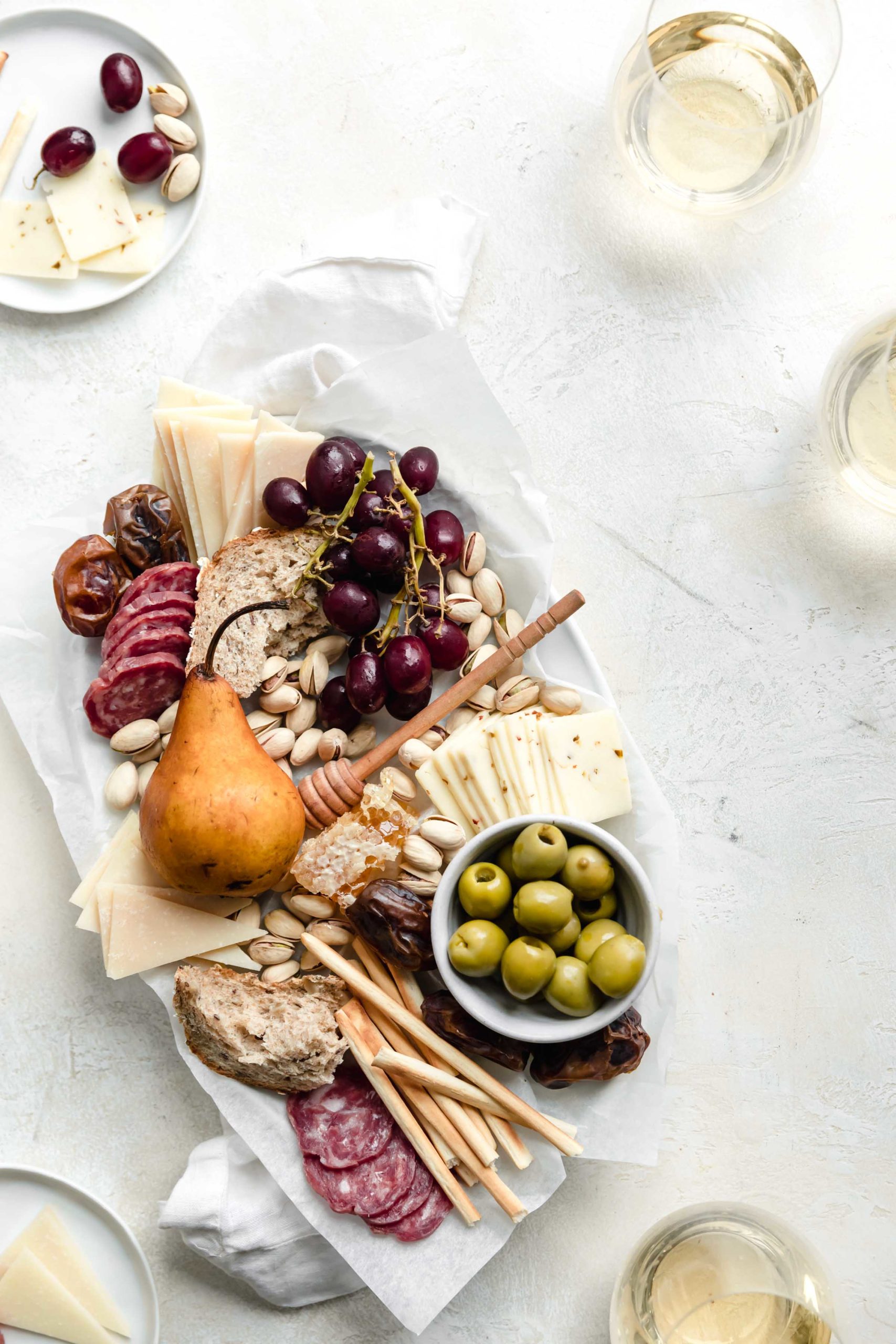 There is only one thing better than cheese, and that is cheese shared with friends! Whip up this easy holiday cheeseboard for your Friendsgiving or holiday party!