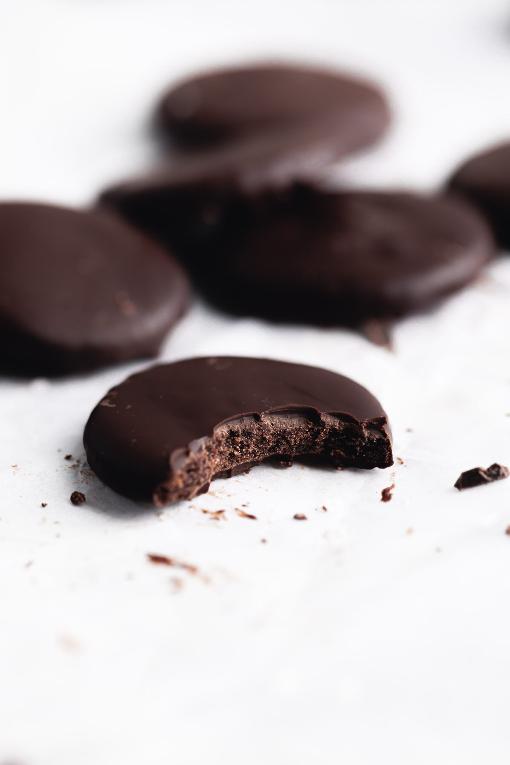 I think we can all agree that thin mints are by far the best girl scout cookie. So we lightened them up to make these gluten free healthy thin mints!