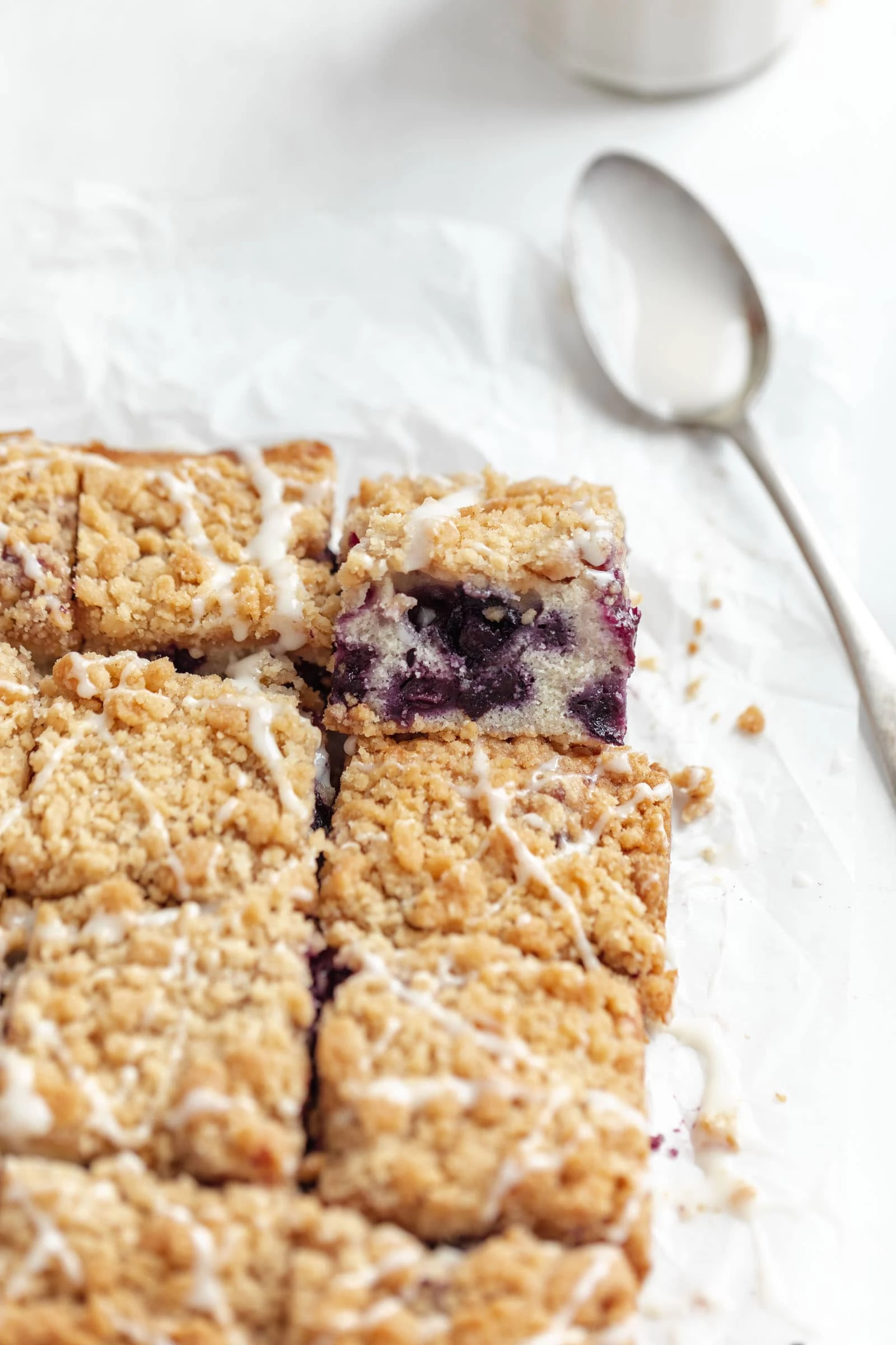 blueberry buckle with fresh blueberries and crumb topping