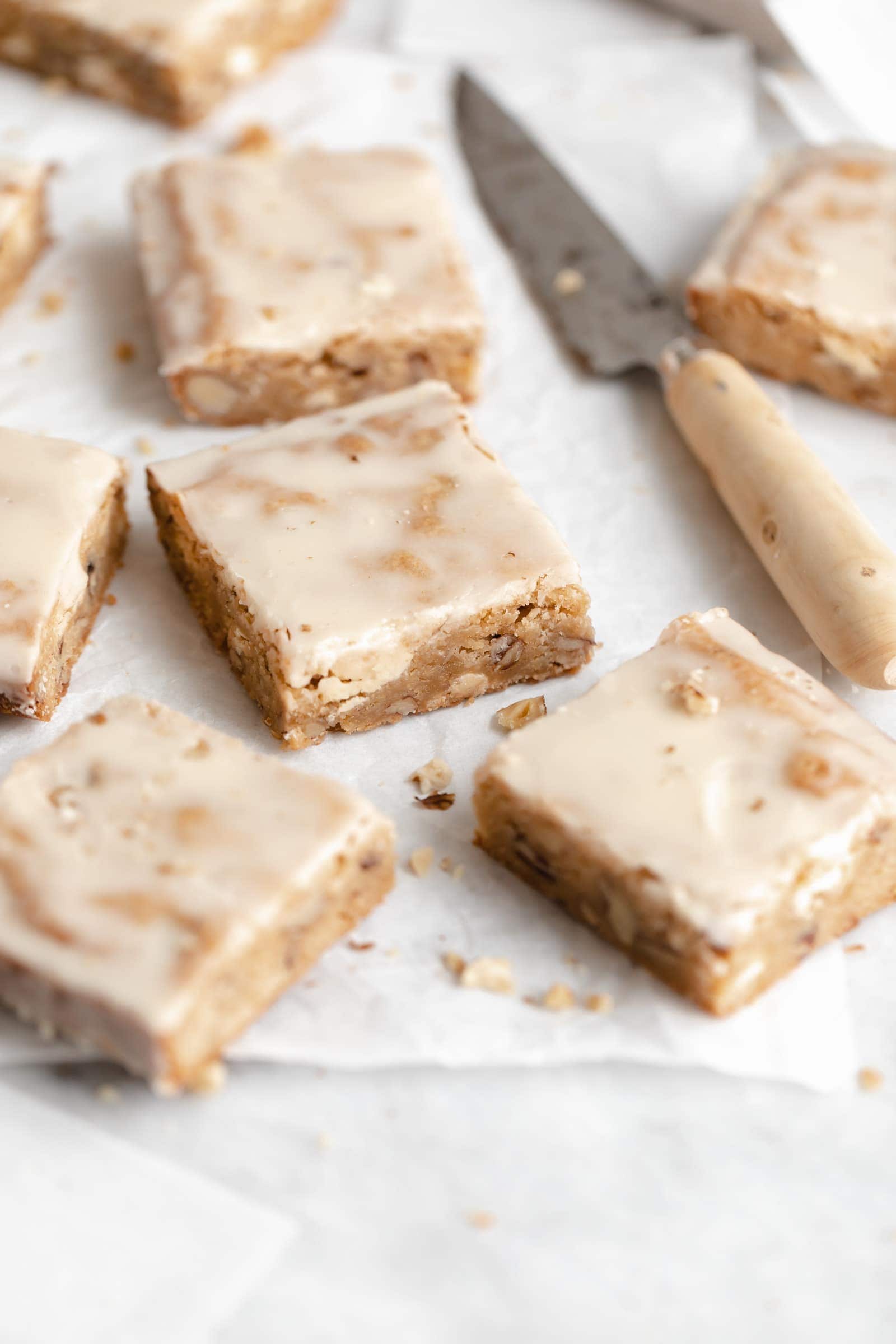 maple blondies with pecans and maple icing