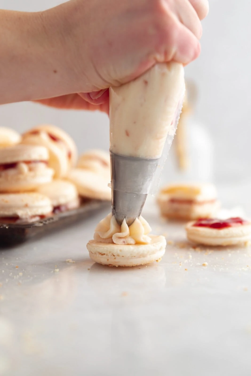 frosting macarons