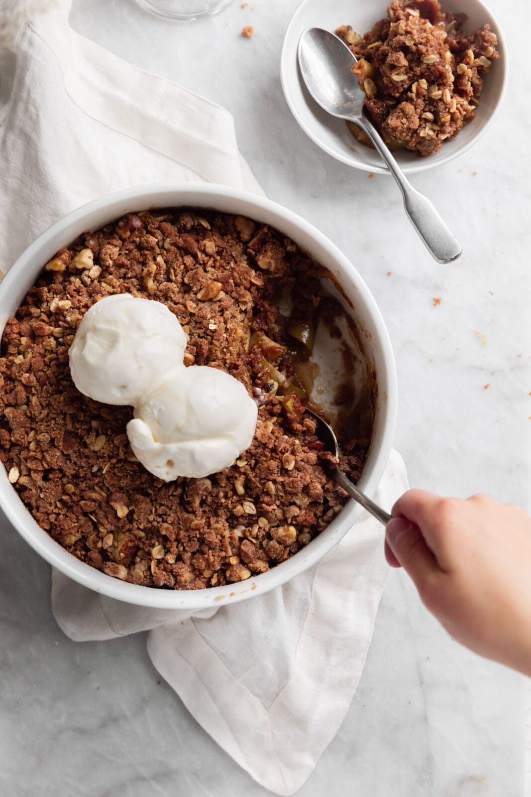 apple crisp with maple syrup and walnuts