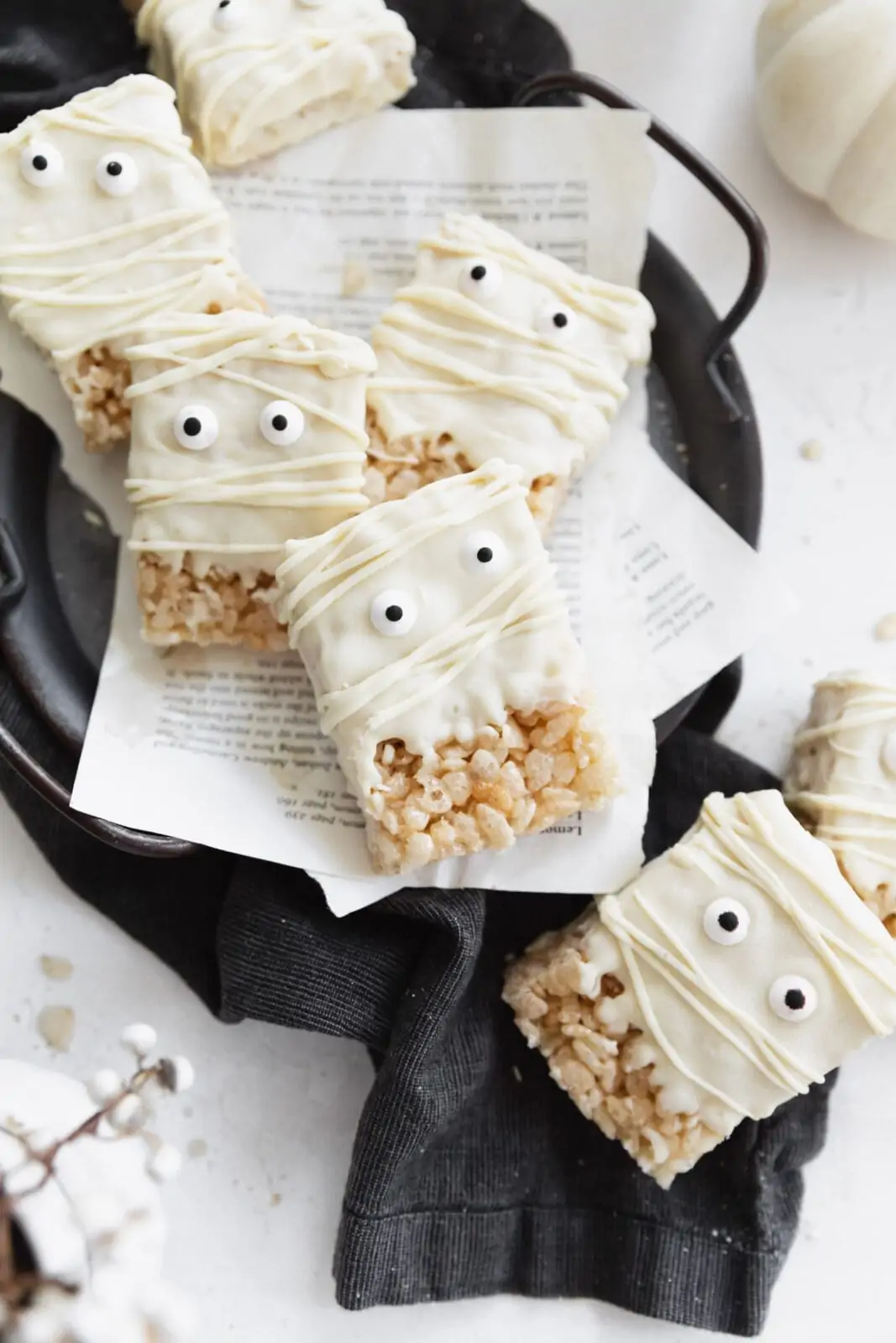 mummy rice krispie treats with googly eyes