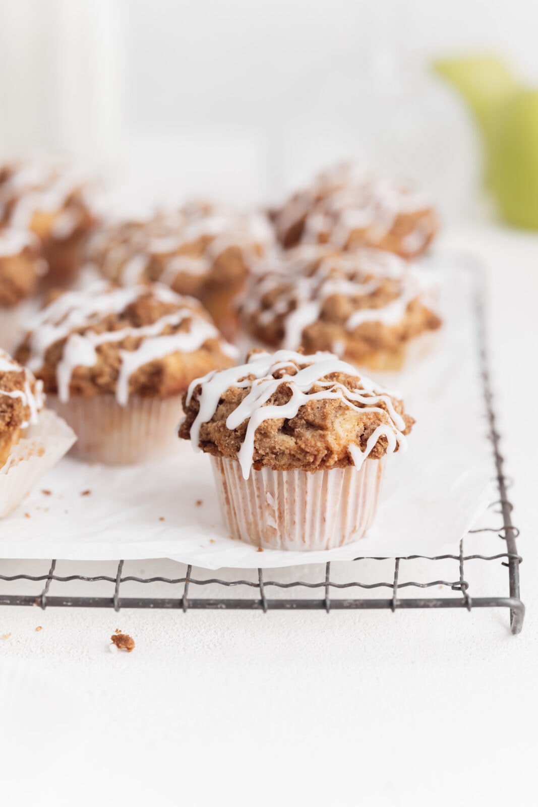 apple crumble muffins with vanilla glaze