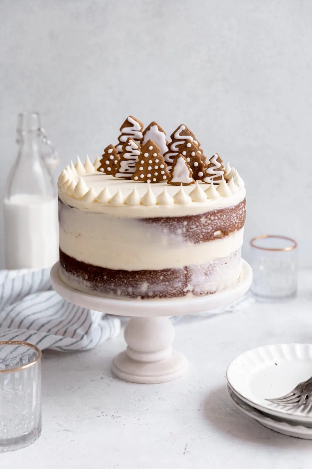 gingerbread cake with white chocolate frosting