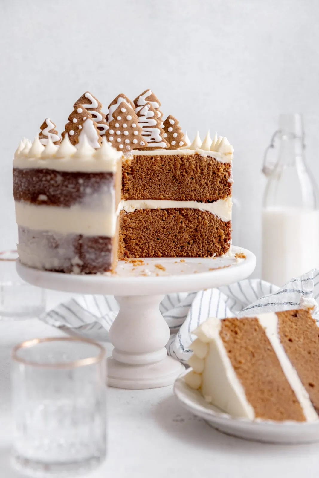gingerbread cake with white chocolate frosting