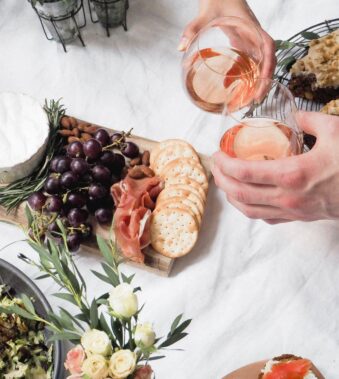 Staying in is the new going out. Especially when it involves an indoor picnic and your boo. Here are 5 steps to create the perfect indoor picnic date night!